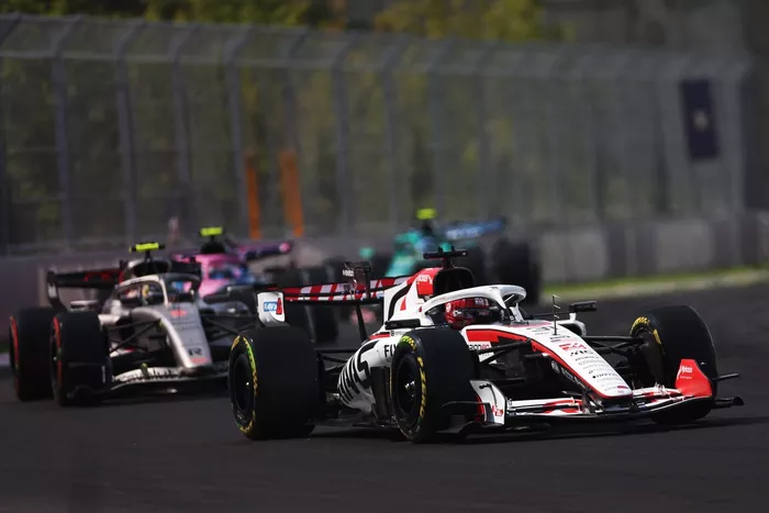 Gabriel Bortoleto, Audi F1 Team; Esteban Ocon, Haas F1 Team