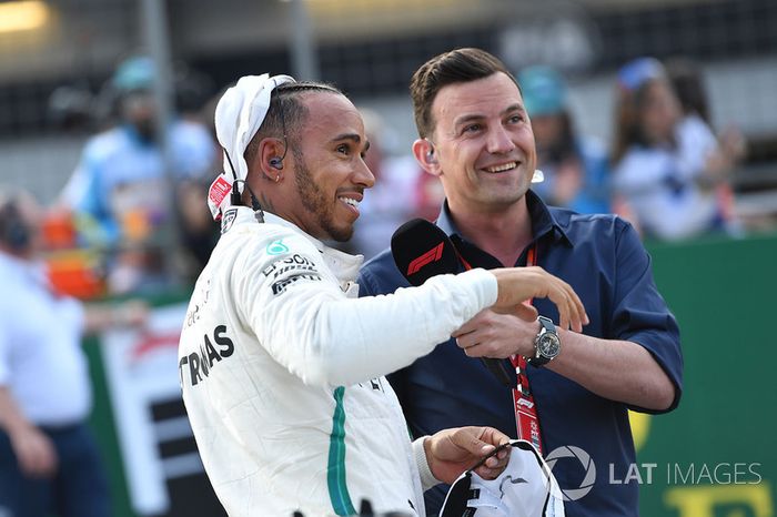 Lewis Hamilton, Mercedes-AMG F1 y Will Buxton, en parc ferme