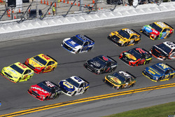 Kurt Busch, Stewart-Haas Racing Ford Fusion and Ryan Blaney, Team Penske Ford Fusion