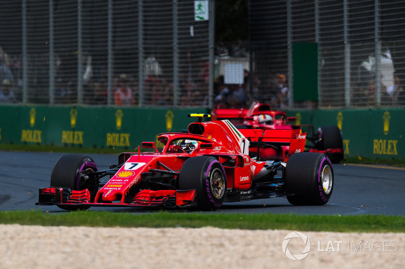Kimi Raikkonen na volta 23: Rádio: Precisamos mais um pouco de ritmo, Kimi. Seb está fazendo volta em 28.5 e você 28.7. Kimi: Então ele não parou ainda? Rádio: Ainda não. Kimi: C****** e você me diz isso agora?! Primeiro você me diz que não preciso correr.