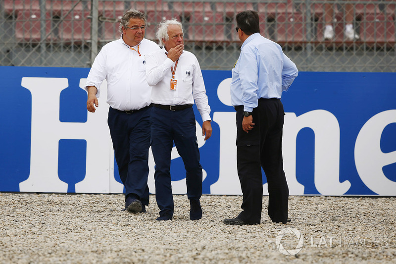 Charlie Whiting, FIA Deleesi, Brendon Hartley, Scuderia Toro Rosso'nun kaza yaptığı alanı inceliyor