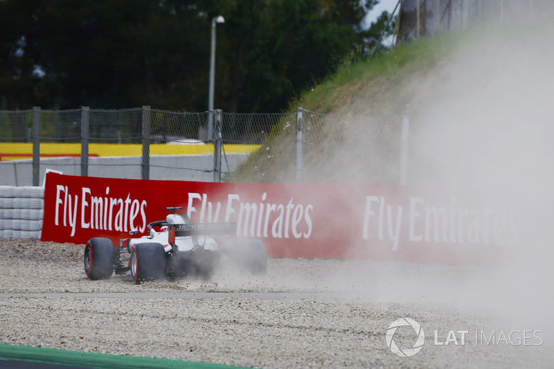 Grosjean, 2. antrenmanda pist dışına çıktıktan sonra