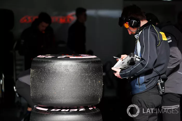 Llantas Pirelli y un técnico trabajando