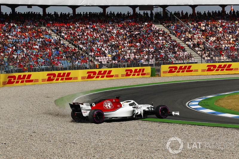 Marcus Ericsson, Sauber C37, spins into a gravel trap in qualifying
