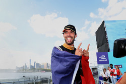 Jean-Eric Vergne, Techeetah, festeggia sul podio dopo la vittoria del campionato