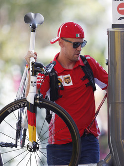 Sebastian Vettel, Ferrari, entera nel paddock con una bici