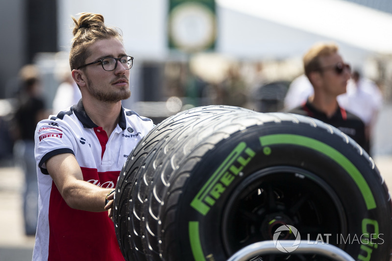 Un meccanico Sauber con degli pneumatici Pirelli