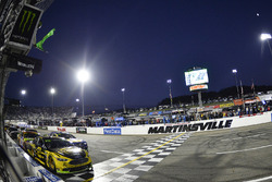 Brad Keselowski, Team Penske Ford, Chase Elliott, Hendrick Motorsports Chevrolet