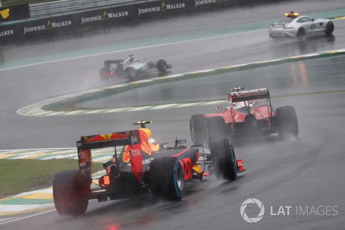 Kimi Raikkonen, Ferrari SF16-H y Max Verstappen, Red Bull Racing RB12