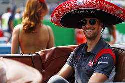 Romain Grosjean, Haas F1 Team, wears a sombrero on the drivers' parade
