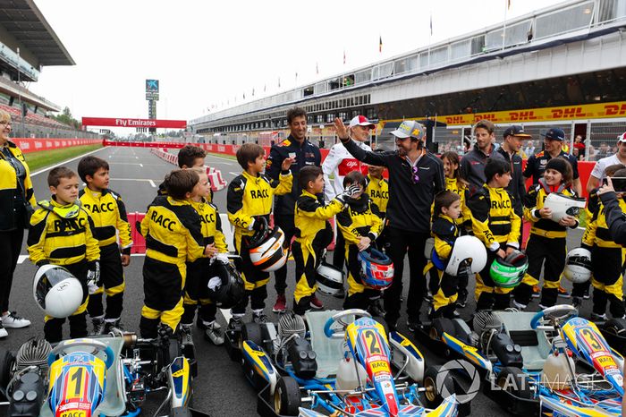 Los jóvenes pilotos de kart se enfrentan a Daniel Ricciardo, Red Bull Racing, Marcus Ericsson, Sauber, Fernando Alonso, McLaren, Romain Grosjean, Haas F1 Team, Stoffel Vandoorne, McLaren, Max Verstappen, Red Bull Racing y Charles Leclerc, Sauber