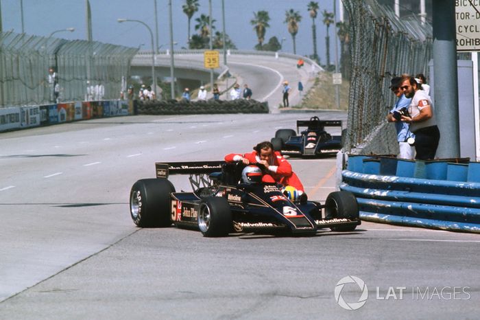 Long Beach 1977 : Mario Andretti (Lotus) lleva a Gunnar Nilsson (Lotus)
