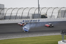 Dreher: Kyle Larson, Chip Ganassi Racing, Chevrolet Camaro, vor Kyle Busch, Joe Gibbs Racing, Toyota Camry Skittles Red White & Blue