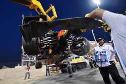 El coche chocado de Max Verstappen, Red Bull Racing RB14 es removido