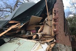 La casa de Brady en Atlanta, Georgia, después de que un árbol cayó sobre ella mientras miraban el GP