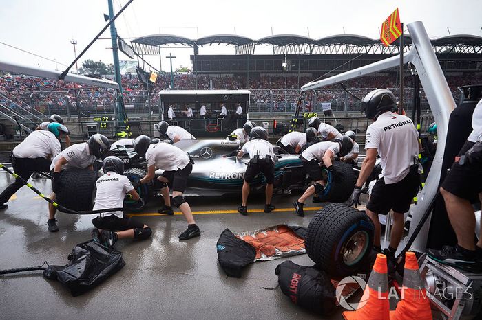 Valtteri Bottas, Mercedes AMG F1 W09, en boxes