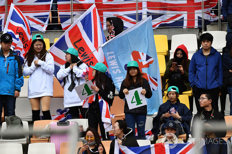 Fans Tiongkok mendukung Lewis Hamilton, Mercedes-AMG F1