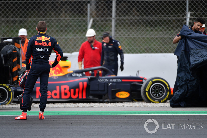 Max Verstappen, Red Bull Racing RB14 span into the gravel