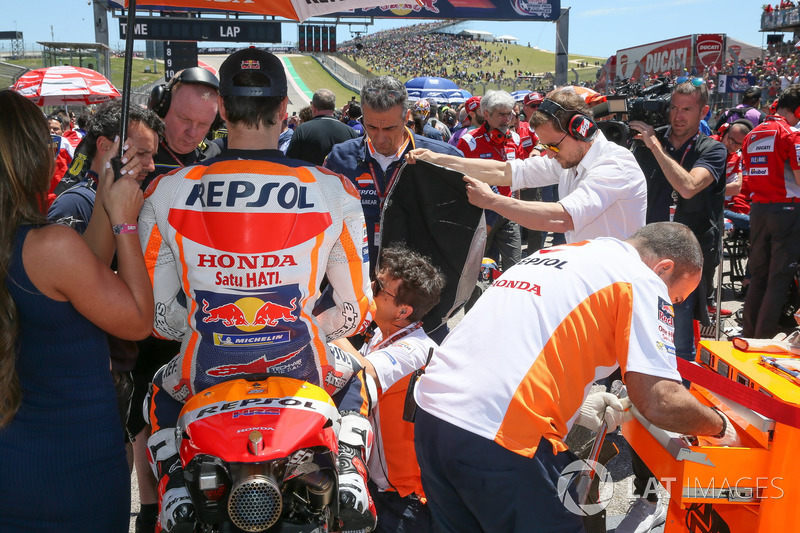 Les mécaniciens travaillent sur la moto de Dani Pedrosa, Repsol Honda Team sur la grille