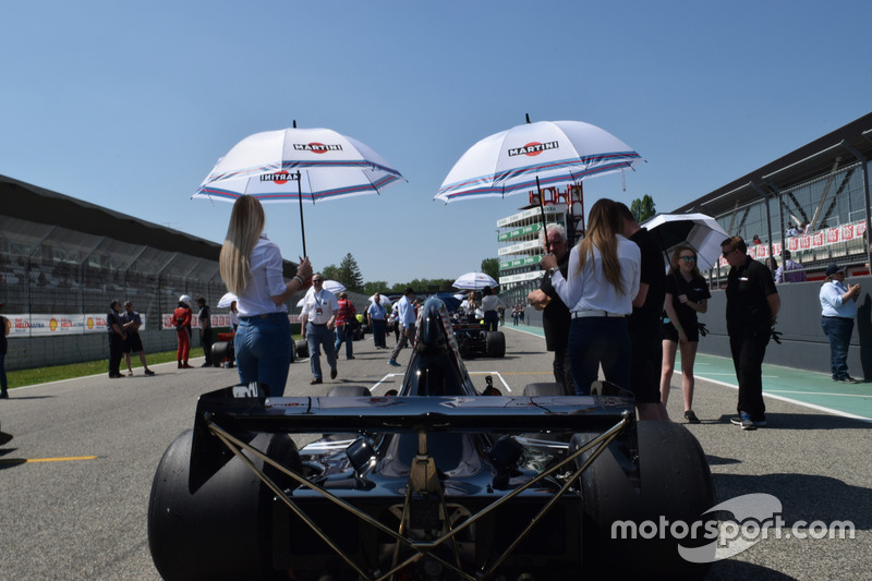 Monoposto storica di F1 in griglia