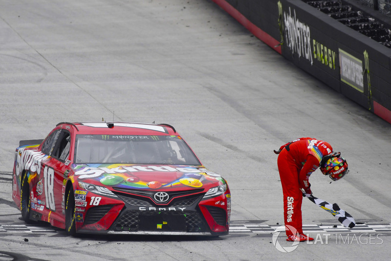 Race winner Kyle Busch, Joe Gibbs Racing