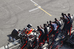 Il vincitore della gara Daniel Ricciardo, Red Bull Racing RB14 Tag Heuer, prende gli applausi del suo team alla fine della gara
