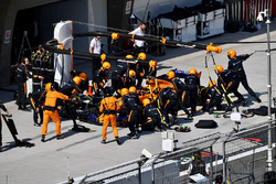 Stoffel Vandoorne, McLaren MCL33, pit stop