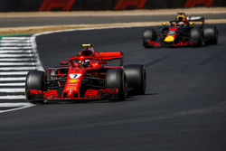 Kimi Raikkonen, Ferrari SF71H, lidera a Daniel Ricciardo, Red Bull Racing RB14