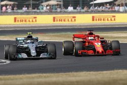 Valtteri Bottas, Mercedes AMG F1 W09, Sebastian Vettel, Ferrari SF71H