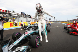 Ganador de la pole Lewis Hamilton, Mercedes AMG F1