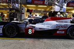 #8 Toyota Gazoo Racing Toyota TS050: Sébastien Buemi, Kazuki Nakajima, Fernando Alonso, pit stop
