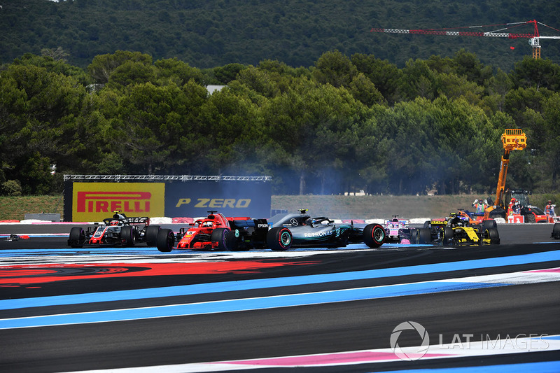 Sebastian Vettel, Ferrari SF71H passiert Valtteri Bottas, Mercedes-AMG F1 W09