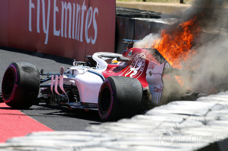 Marcus Ericsson, Sauber C37 va a sbattere nelle FP1 e prende fuoco
