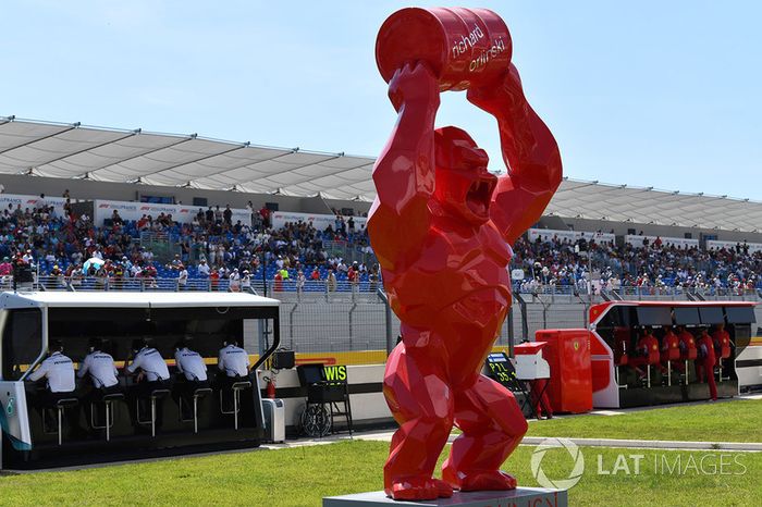 Escultura en el pitlane