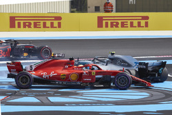 Sebastian Vettel, Ferrari SF71H, et Valtteri Bottas, Mercedes AMG F1 W09, après leur contact au premier virage