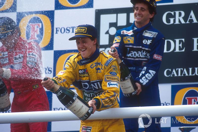 Podio: tercer lugar Michael Schumacher, Benetton, celebra