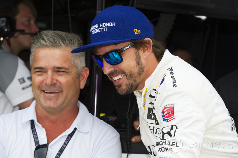 Fernando Alonso, Andretti Autosport Honda talks to Gil de Ferran