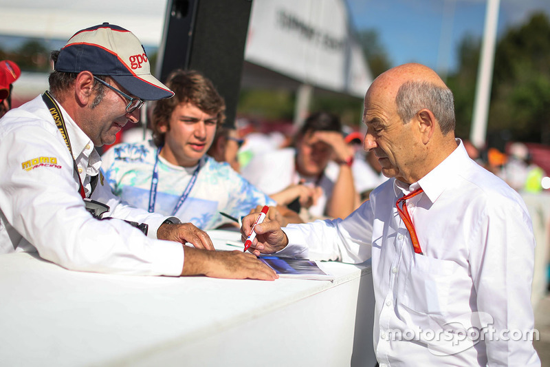 Peter Sauber, dueño del equipo Sauber firma autógrafos para los fans