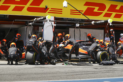 Fernando Alonso, McLaren MCL32, s'arrête au stand