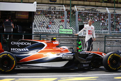 Stoffel Vandoorne, McLaren MCL32, Kevin Magnussen, Haas F1 Team