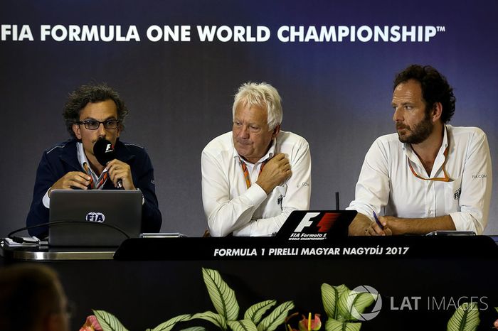 Laurent Mekies, Director de seguridad de la FIA, Charlie Whiting, delegado de la FIA y Matteo Bonciani, delegado de medios de comunicación de la FIA en la Conferencia de prensa para el dispositivo de Halo