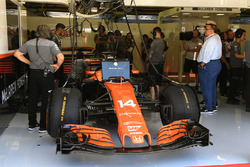 Фернандо Алонсо, McLaren MCL32, у боксах