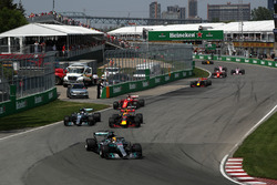 Льюіс Хемітон, Валттері Боттас, Mercedes-Benz F1 W08Макс Ферстаппен, Red Bull Racing RB13
