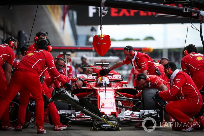 Sebastian Vettel, Ferrari SF70H fa un pitstop