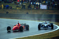 Michael Schumacher, Ferrari F310 e Jacques Villeneuve, Williams FW18 Renault