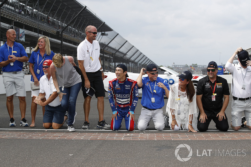 Takuma Sato, Andretti Autosport Honda with Michael Andretti, Andretti Autosport team owner and team on the bricks for a kiss