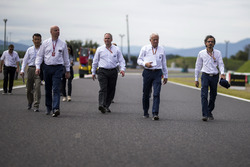 Laurent Mekies, FIA Safety Director en Charlie Whiting, FIA Delegate wandelen op het circuit