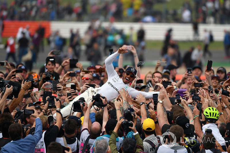 Race winner Lewis Hamilton, Mercedes AMG F1 celebrates with the fans