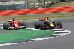 Sebastian Vettel, Ferrari SF70H in duel met Max Verstappen, Red Bull Racing