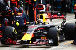  Daniel Ricciardo, Red Bull Racing RB13, pit stop action